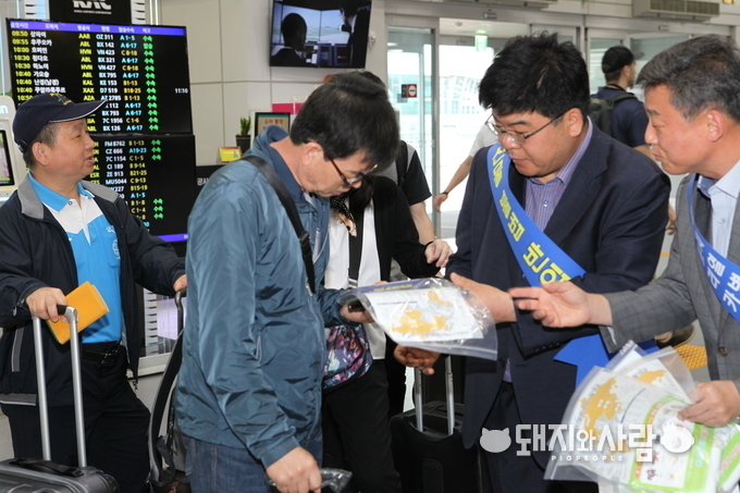 올 5월 김해국제공항 해외여행객을 대상으로 아프리카돼지열병의 위험성 홍보에 나선 부경양돈농협 이재식 조합장@부경양돈농협 제공