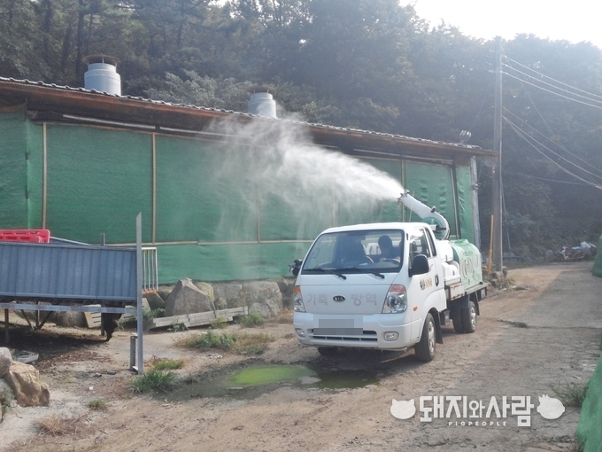 질병 취약 축산시설에 대해 소독을 실시하고 있는 소독차량@남해군 
