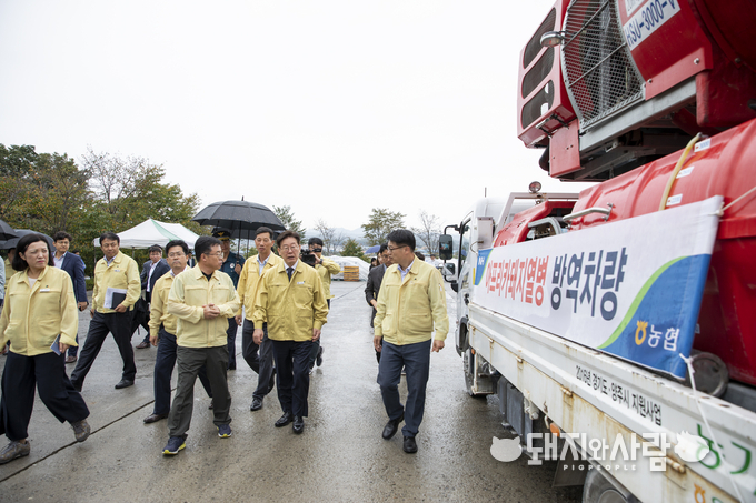 2일 이재명 지사는 양주시청 방역대책상황실과 시 거점소독시설 현장을 연이어 방문해 빈틈없는 차단방역 조치를 주문했습니다@경기도청