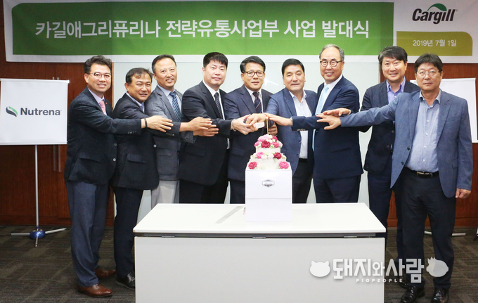 전략 유통 사업부 출범식 (좌로부터 하병찬 퓨리나 양돈사업본부장, 윤주경 퓨리나 축우사업본부장, 김석래 영업총괄 부사장, 박정수 전략유통사업부 본부장, 서정관 영광축산 대표, 이성호 신선해이에이유통 대표, 박용순 카길애그리퓨리나 대표, 황윤석 전략마케팅 부사장, 양길섭 뉴트리나사업부 본부장)@카길애그리퓨리나