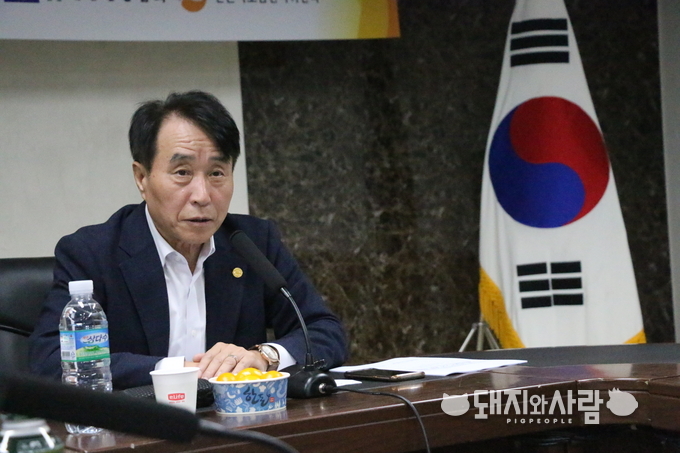 지난 6일 '축산전문지 기자 간담회'에서 한돈협회 하태식 회장은 야생멧돼지 포획포상금이 20만원으로 상향조정되었다고 밝혔습니다@돼지와사람