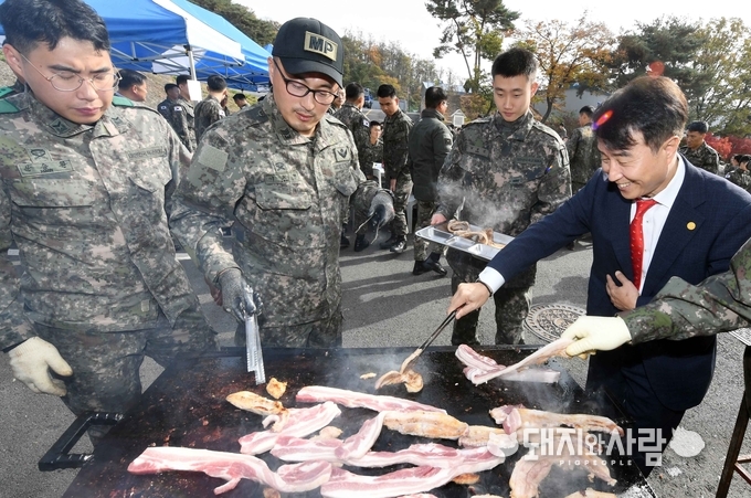 12일, 경기도 고양시에 위치한 육군 제1군단사령부에서 열린 한돈 삼겹살 회식에서 하태식 한돈자조금위원장이 병사들에게 삼겹살을 구워 주고 있다@한돈자조금
