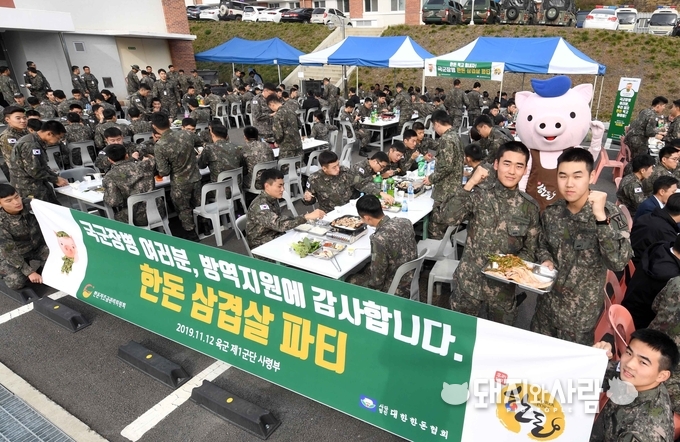 12일 경기도 고양시에 위치한 육군 제1군단사령부에서 열린 한돈 삼겹살 회식에서 병사들이 삼겹살을 먹으며 즐거워하고 있다.@한돈자조금