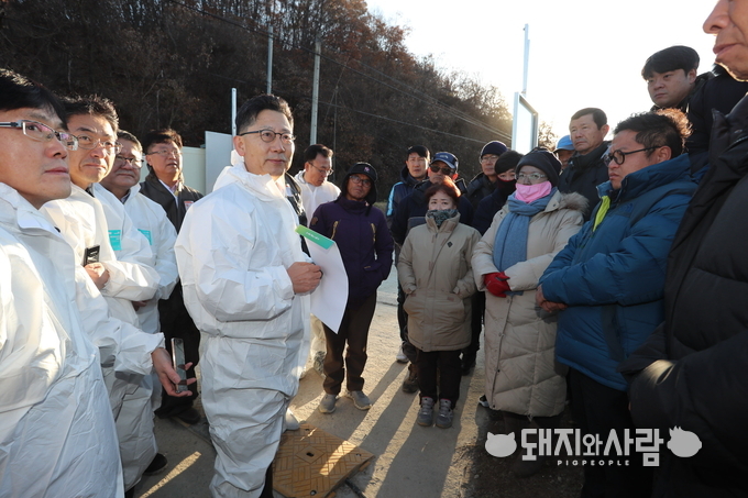 14일 경기 연천 살처분 돼지 침출수 유출 현장을 찾은 김현수 장관@농식품부 