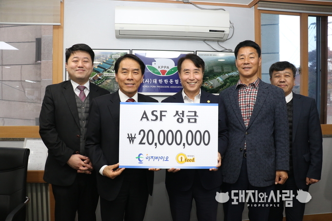 사진 좌측부터 ㈜이지바이오 박지훈 이사, 김지범 대표, (사)대한한돈협회 하태식 회장, 오재곤 전남도협의회장, ㈜이지바이오 김종철 상무)@한돈협회