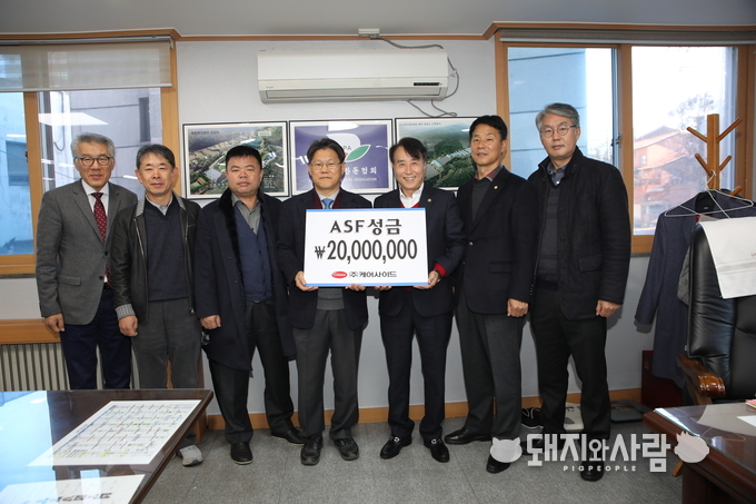 왼쪽부터 케어사이드 서동진 상무, 한돈협회 손종서 부회장, 이기홍 부회장, 케어사이드 유영국 대표, 한돈협회 하태식 회장, 한돈협회 오재곤 ASF성금모금대책위원장(전남도협의회장), 김정우 부회장@한돈협회