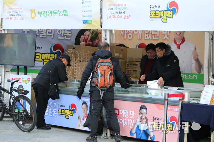 부경양돈농협 직원들이 한돈 홍보에 여념이 없다@돼지와사람