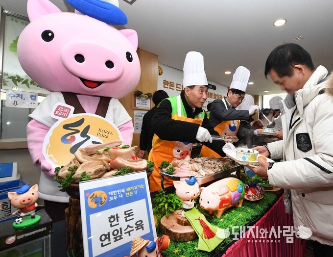 한돈자조금관리위원회(위원장 하태식)은 설 명절을 맞아 21일 종로구 돈의동에서 ‘2020 설맞이 한돈 나눔행사’를 진행했다. 전달식 진행 후 열린 떡국 배식에는 한돈자조금 하태식 위원장, 서울시 복지정책실 복지기획관 정진우 국장, 서울노숙인시설협회 배명희 회장 등 참여 인사가 직접 나섰다@한돈자조금