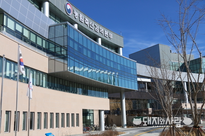 농림축산검역본부는 동식물 질병 대응 관련 업무외 검역, 수출지원, 이력관리, 동물보호 등의 다양한 업무를 수행하고 있습니다@돼지와사람 