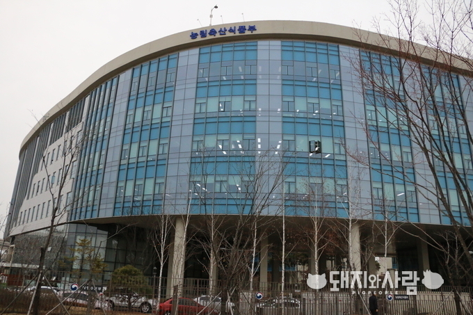 ASF 중앙사고수습본부는 바이러스가 사육돼지로 전파되지 않도록 하기 위해 ‘농장단위 방역 강화방안’ 마련·추진합니다@돼지와사람 