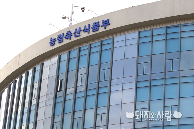 농식품부가 가축전염병 예방법 하위법령 개정과 함께 접경지역 양돈농가 차량 진입 금지를 단행했습니다@돼지와사람 