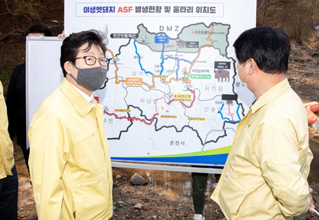 지난 14일 화천 광역울타리 점검에 나선 조명래 장관@환경부
