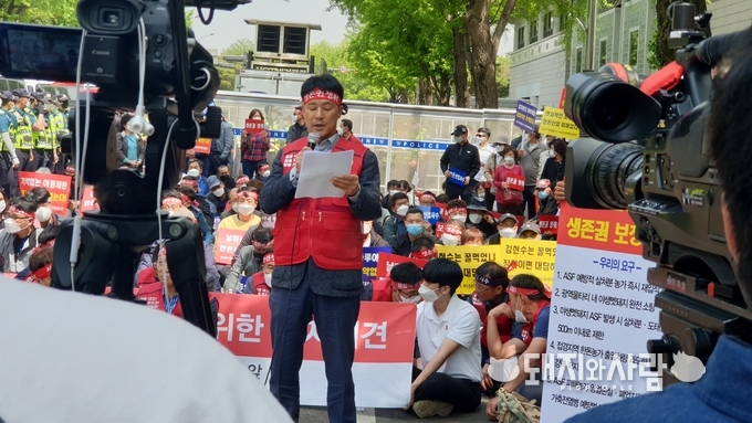 한돈협회와 ASF 희생농가를 대표해 기자회견문을 낭독하고 있는 오재곤 부회장@돼지와사람 