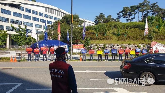 21일 이른 아침 부터 한돈협회 천막농성장에는 30여 명의 양돈농가들이 모여 시위에 동참했습니다@돼지와사람