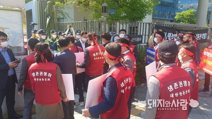 이른 새벽 부터 모여 든 한돈농가들은 만남을 거부하는 농식품부 장관에게 분노를 넘어 실망감을 표출했습니다@돼지와사람