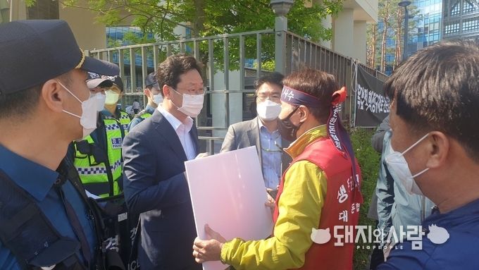 하태식 회장과 회장단들을 막아선 경찰@돼지와사람