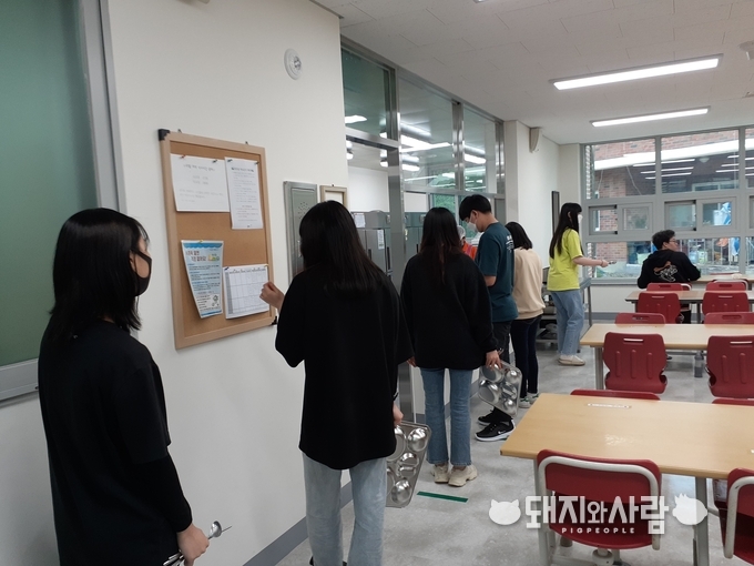 정부는 코로나19 위험성에도 불구 지난 20일 고3을 시작으로 등교를 단행하는 등 생활방역으로 대응체계를 변화시켰습니다@독자제공