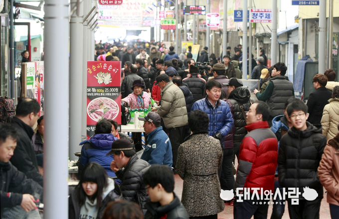 청주 서문시장 삼겹살거리. 이번 코로나19로 3.3데이 삼겹살 축제 행사가 연기되는 등 다소 어려움을 겪고 있습니다@청주시 