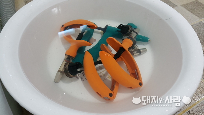 연속주사기를 사용한 후에는 비누로 깨끗이 세척하여 건조시켜야 한다@돼지와사람 