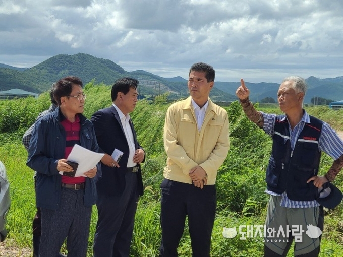 가운데 국회 농림축산식품해양수산위원회 소속 이원택 의원(더불어민주당, 김제·부안)@이원택 의원 블로그