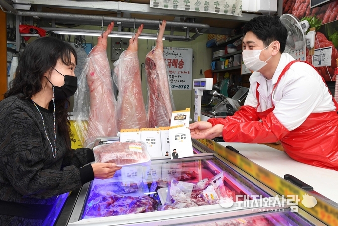 정육점에서 만나볼 수 있는 ‘한돈 비밀 레그시피’ 리플렛은 백종원 한돈 홍보대사의 뒷다릿살 레시피 4종으로 구성되어 있습니다@한돈자조금 