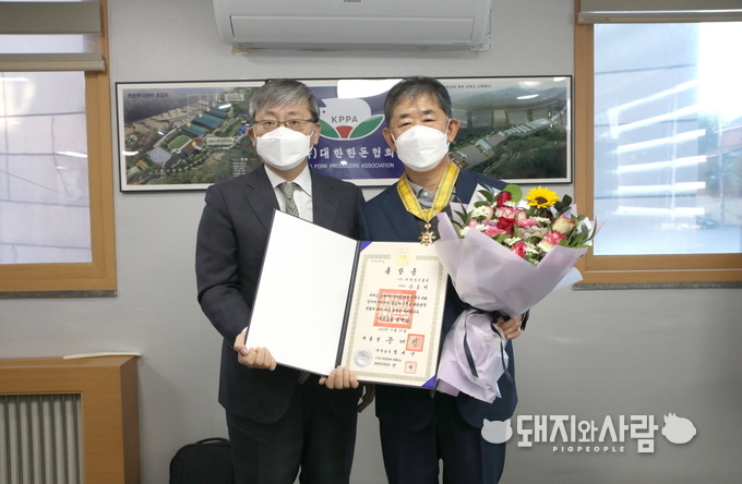 29일 국민훈장 동백장 수여식(왼쪽부터 농식품부 이주명 축산정책국장, 손종서 부회장)@한돈협회