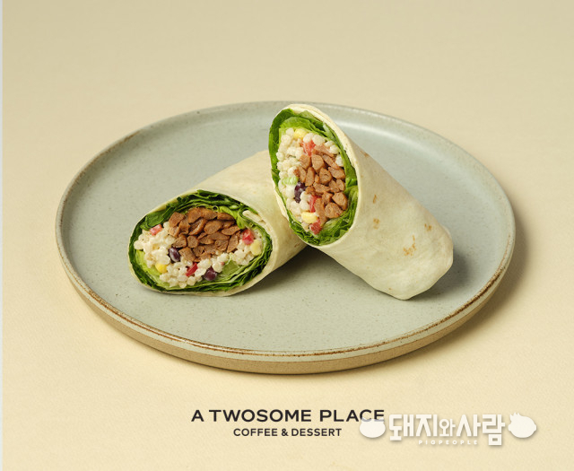 돼지고기 맛과 식감을 가진 식품성 대체육을 재료로 만든 샐러드랩@투썸플레이스