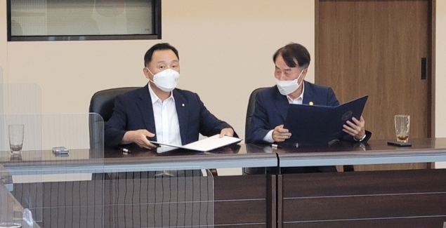 대한한돈협회(회장 하태식)와 제주양돈농협(조합장 고권진)은 지난 7월 22일 제주시 소재 제주양돈농협 대회의실에서 한돈팜스 사용자확대를 위한 상호협력 공동협약(MOU)을 체결했습니다@한돈협회