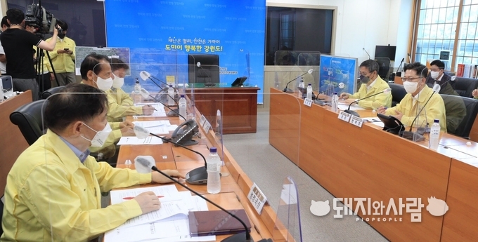9일 강원도 ASF 현장상황실을 방문한 김현수 장관@농식품부