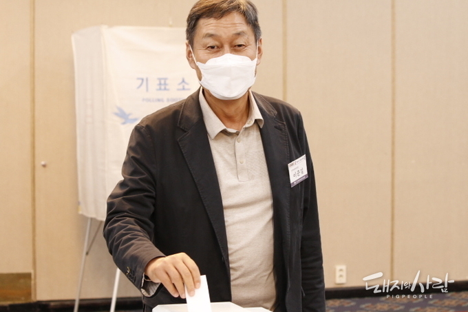 첫 투표용지를 투표함에 넣고 있는 이준길 선거관리위원장@돼지와사람