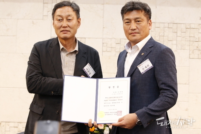 손세희 후보에게 당선증을 수여하고 있는 이준길 선관위원장@돼지와사람