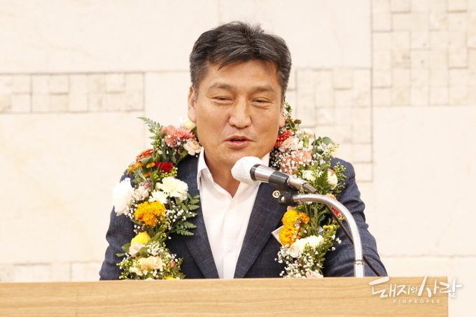 짧은 당선 소감을 밝히는 손세희 당선인@돼지와사람