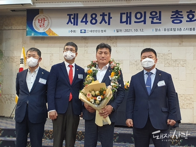 이제 다시 '원팀!' 손세희 당선인을 축하해주는 후보들(왼쪽부터 손종서, 장성훈, 손세희, 이기홍)@돼지와사람