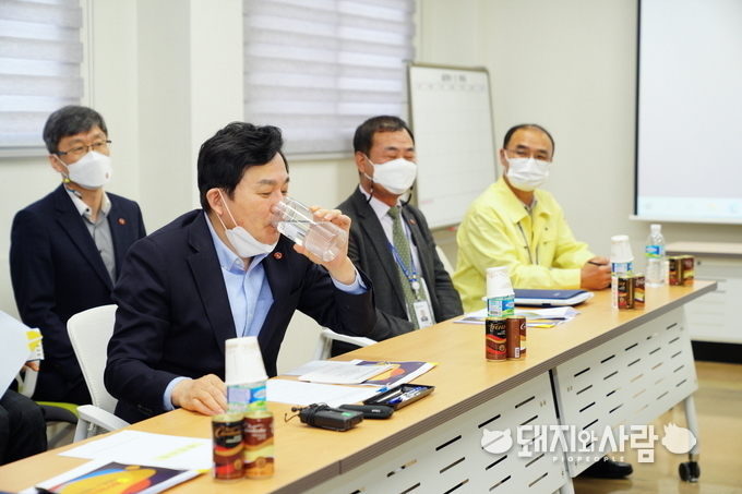 올해 3월 가축분뇨 자원화공장 방문에서 가축분뇨를 정화시킨 재이용수를 마셔 화제가 된 원희룡 전 지사@제주도