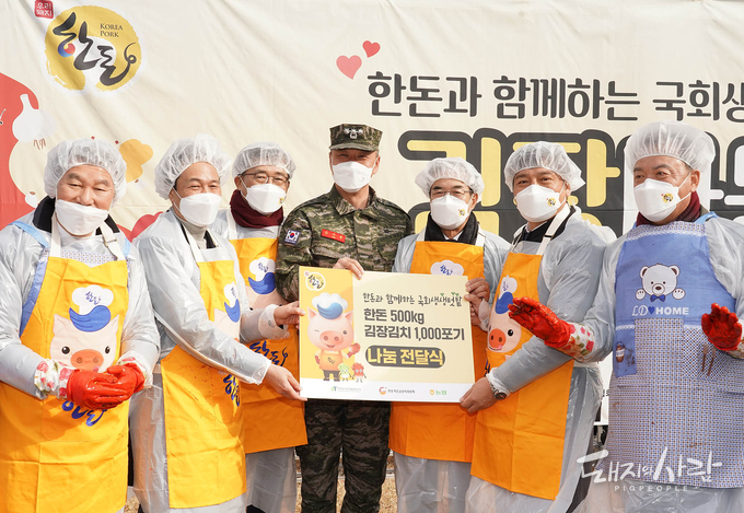 2일, ‘2021 한돈과 함께하는 국회 생생텃밭 국회 김장 나눔 행사’에서 5개 후원처에 김장전달식을 진행했습니다@한돈자조금