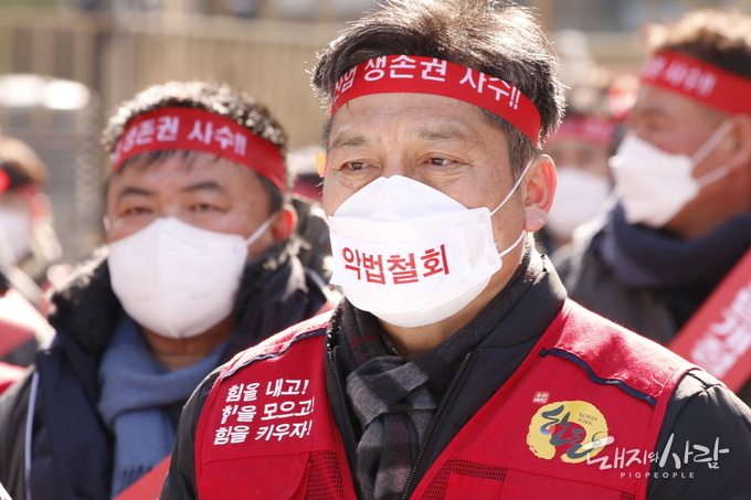 평소와 사뭇 다른 모습의 손세희 회장@돼지와사람