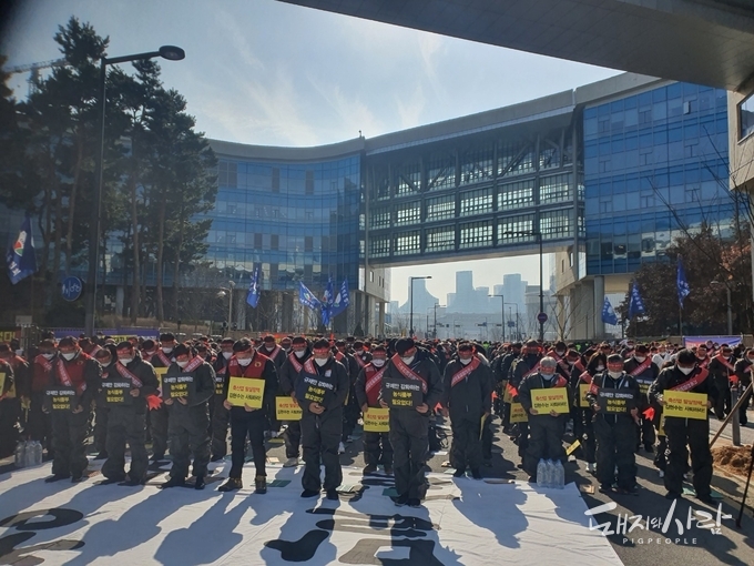 행사 전 묵념을 하는 축산농가들...뒤쪽으로 농식품부 청사가 있다@돼지와사람 