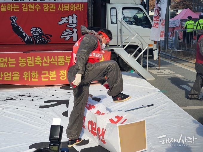 장관 퇴진을 요구하는 퍼포먼스@돼지와사람