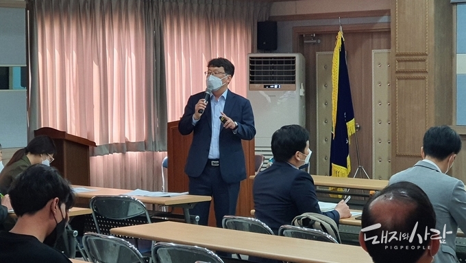 육일 농장 한동윤 대표가 한돈산업 인력 부족 해결을 위한 방안을 전하고 있습니다@돼지와사람