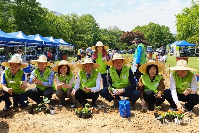 13일 국회 헌정기념관 앞에서 열린 '국회 생생텃밭' 개장식에 주요 관계자들이 모종을 심고 있습니다(왼쪽부터 신정훈 의원, 농림축산식품부 김인중 차관, 양이원영 의원, 우상호 의원, 양경숙 의원, 한돈자조금 손세희 위원장, 최연숙 의원, 농협중앙회 이재식 부회장)@한돈자조금