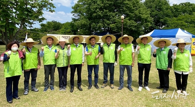 국회 헌정 기념관 앞에서 열린 '국회 생생텃밭' 개장식에 여야 국회의원, 도시농업단체 관계자 등 총 100여 명이 참석했습니다@한돈자조금