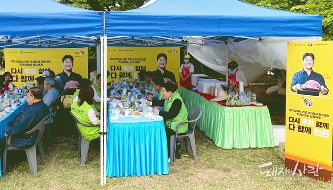  13일 국회 헌정기념관 앞에서 열린 ‘국회 생생텃밭’ 개장식 참여자들이 한돈을 활용한 새참을 즐겼습니다@한돈자조금