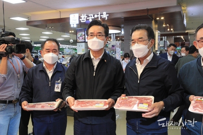 30일 하나로마트 양재점을 찾아 돼지고기 등 물가동향을 점검하고 있는 정황근 농식품부 장관(가운데)@농식품부