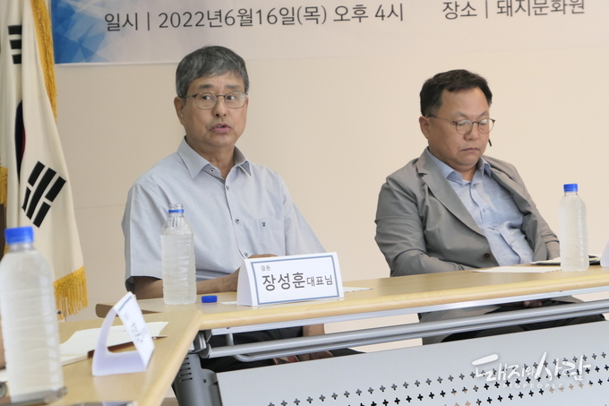 왼쪽부터 장성훈 대표, 강권 회장@돼지와사람 