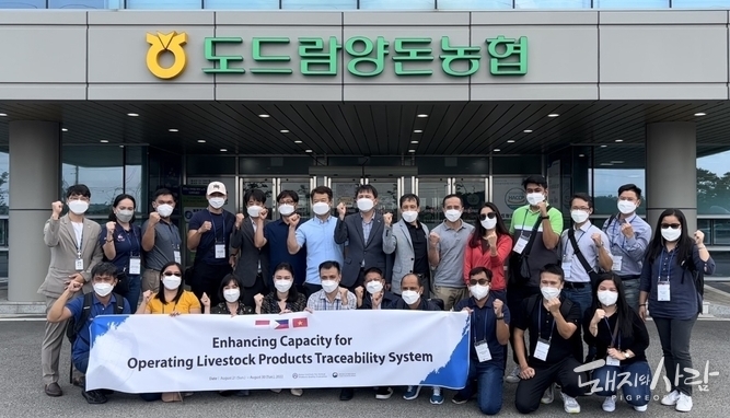 25일(목) 축산물품질평가원 ‘2022년 축산물 이력제도 운영 역량 강화 연수’ 프로그램에 참여한 필리핀, 베트남 공무원과 관계자들이 국내 양돈산업 선진 인프라를 시찰하기 위해 도드람김제FMC를 방문 후 기념사진을 촬영하고 있습니다@도드람
