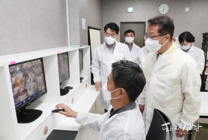전남도 관계자에게 농장을 설명하는 박태오 대표(효진팜)@전남도
