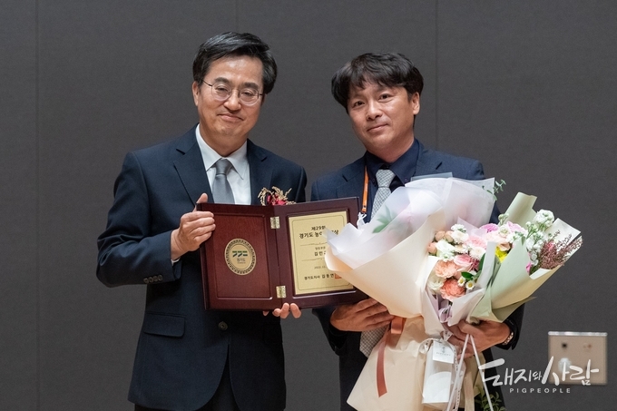 10일 경기도청에서 진행된 ‘제29회 경기도 농어민대상’에서 도드람양돈농협 김민규 조합원(우)이 양돈부문 수상 후 김동연 경기도지사(좌)와 기념사진을 촬영하고 있습니다@도드람