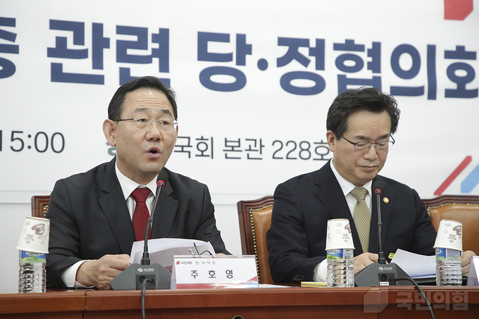 16일 당정협의회에서 모두 발언하는 주호영 원내대표와 이를 듣고 있는 정황근 농림축산식품부 장관@국민의힘