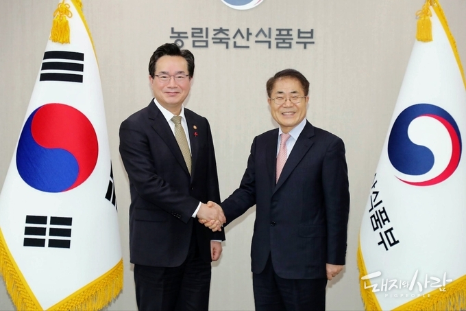 7일 정황근 농식품부 장관(왼쪽)과 장태평 신임 농어업·농어촌특별위원회 위원장(오른쪽)이 만남을 가졌습니다@농식품부