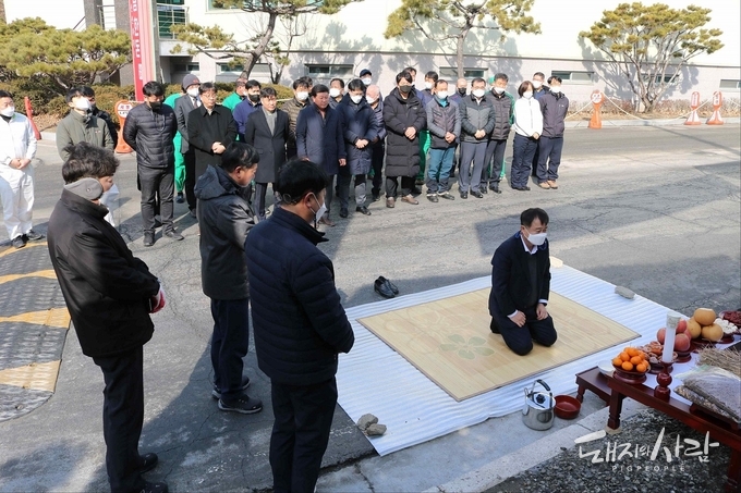 지난 3일 경기도 안성시 금산산업단지에서 진행된 ‘2023년도 축혼제’에서 삼배를 하는 이상일 대표이사@도드람